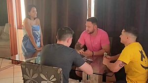 meu marido chamou os amigos pra cartas e eu fodi os tres