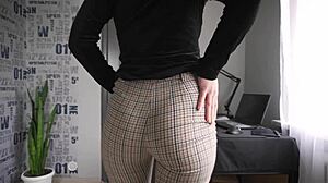 Büro-MILF neckt Kollegen mit Arschflash in engen Hosen