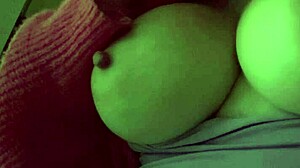 意大利熟女Artemisia Love巨乳乳头近距离慢动作晃荡