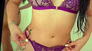 гореща млада мащеха 18+ в бельо те изкушава в фитнеса