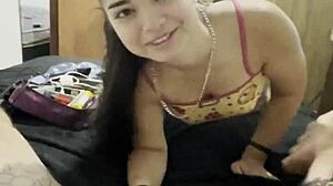 Ela dá boquete perfeito e senta gostosa na pica gozando dentro