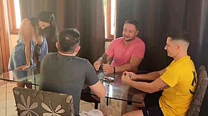 meu marido chamou os amigos pra cartas e eu fodi os tres