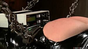 Гърдиста милф робиня обесена в латекс за BDSM бичуване