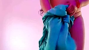 Leaked 18-Year-Old Indian Girl Strips And Poses For Boyfriend