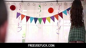 Ο πατριός freeuse καυτές 18+ στεφθυγατέρες σε τρίο γενεθλίων