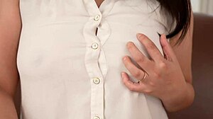 japanese milf vibes her pussy hard 😩🔥
