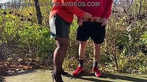 Teściowa ściska mi kutasa mocno gdy sikam na dworze