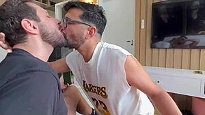מרקוס גויאנו מזיין תחת גיי בלי קונדום