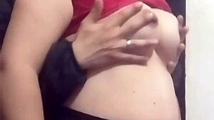 Le toco las tetas a mi pareja latina frente a la cámara web 😍🔥👀
