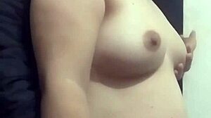 Le toco las tetas a mi pareja latina frente a la cámara web 😍🔥👀