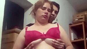 Le toco las tetas a mi pareja latina frente a la cámara web 😍🔥👀
