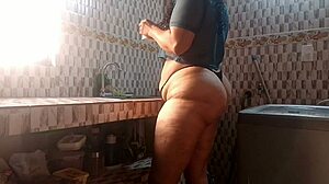 Madura cachonda masturba su gran culo y coño jugoso