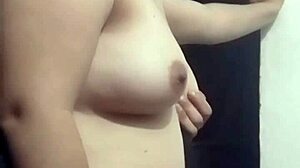 Le toco las tetas a mi pareja latina frente a la cámara web 😍🔥👀