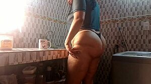 Madura cachonda masturba su gran culo y coño jugoso
