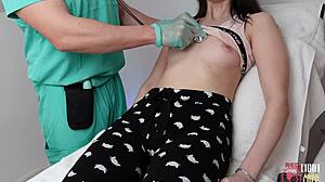 Doc pervers étire chatte asiat serrée de la masseuse à fond