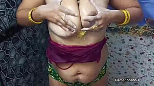 Indian desi bhabhi takes a steamy bath!