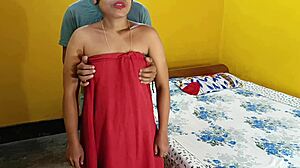Desi dedinská bhabhi vynadá pri tvrdom doggystyle s manželom kamoša