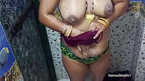 Indian desi bhabhi takes a steamy bath!