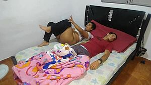 mi hermanastro me folla justo al lado de los padrastros!!