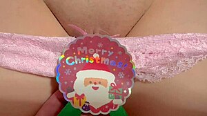 Willst du diese nasse rasierte jungfräuliche japanische Fotze als Weihnachtsgeschenk probieren?