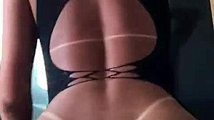 model shakes her juicy ass for camera.