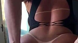 model shakes her juicy ass for camera.