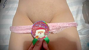 Willst du diese nasse rasierte jungfräuliche japanische Fotze als Weihnachtsgeschenk probieren?