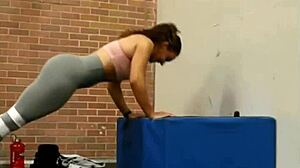 i can't stop staring at those instagram big ass chicas in leggings