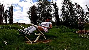 Paseo en bicicleta mostrando las bragas este viejito me queria coger cumshot al aire libre