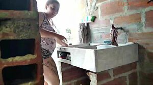 Entro a escondidas a la casa de mii vecina y me descubre para sexo loco
