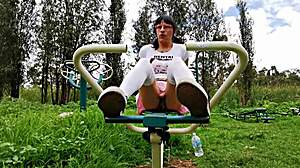 Paseo en bicicleta mostrando las bragas este viejito me queria coger cumshot al aire libre