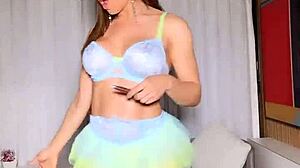 Mulher melao gets wet on webcam solo