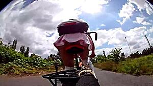 Paseo en bicicleta mostrando las bragas este viejito me queria coger cumshot al aire libre
