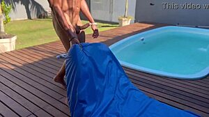Levei minha amiga para casa de praia para tomar banho de piscina e a �nica coisa q ela tomou foi pau na buceta