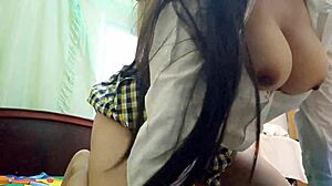 Asombrosa mujer erotica hermosa estudiante tetona hace porno