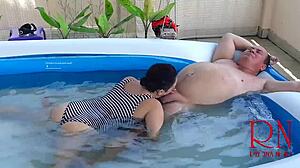 Breeath Pause Unterwasser Domination mit rauem Sex Nudistin Regina Noir saugt und fickt im Pool