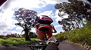 Paseo en bicicleta mostrando las bragas este viejito me queria coger cumshot al aire libre