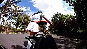 Paseo en bicicleta mostrando las bragas este viejito me queria coger cumshot al aire libre