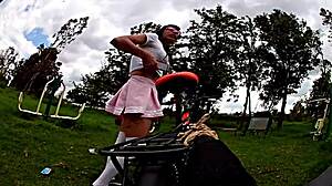 Paseo en bicicleta mostrando las bragas este viejito me queria coger cumshot al aire libre
