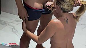 Corno fica espiando a esposa namorar o amante
