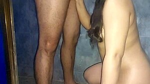 QUE RICA LLUVIA DORADA ME ENCANTO CHUPARLE LA VERGA Y TRAGARME TODA SU ORINA Y SEMEN JUNTOS
