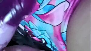 mi vecino me pide que le muestre mis grandes tetas
