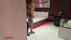 Corno fica espiando a esposa namorar o amante