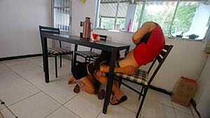 A Amiga Da Minha Esposa Me Provocou Debaixo Da Mesa E Ela Nem Imaginava