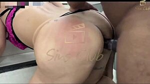arrebentei duas milf rabuda na escada - casadas nao aguenta ver rola grande e grossa e vem pra cima do negao para ser fodida com forca marido do pau pequeno espera em casa sua esposa gostosa