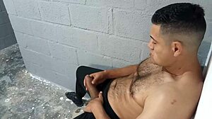 yuri gaucho urso brasileiro mega dotado macetando a pica e gozando forte
