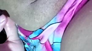 mi vecino me pide que le muestre mis grandes tetas