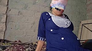 bhabhi devar sex v spálni so sukňou a čižmami
