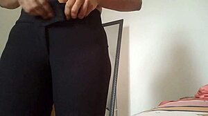 madrastra latina alistandose para ir a su trabajo sin embargo se ve desnuda y le da ganas de masturbarse para irse caliente a follar a su jefe
