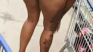 Esposa gostosa de shortinho curto mostrando a polpa da bunda enorme no mercado hot wife cuckold ad�o e eva